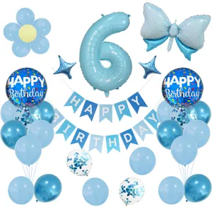 Detalle del juego de globos de cumpleaños azules con números y decoración de mariposa.