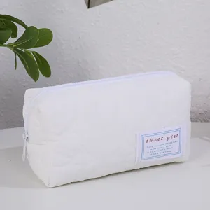 Trousse de maquillage matelassée blanche avec motif cœur, pochette de rangement portable.