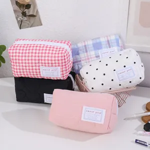 Jolie trousse de maquillage matelassée avec étiquette, grande capacité pochette portable élégante.