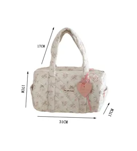 Vista dettagliata della borsa a mano trapuntata a fiori con ciondolo a cuore e misure.