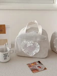 Detailansicht der niedlichen Cord Lunchtasche mit Herz Stickerei und grossem Fassungsvermögen.