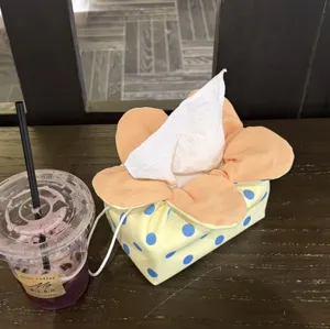 Linda caja de pañuelos con flores y lunares, decoración de escritorio de tela.