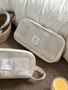 Cremeweiße Netztasche Detailaufnahme mit atmungsaktivem Material und sauberem Reißverschluss.