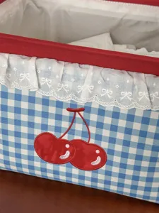 Blauer Karo Stoff Aufbewahrungskorb mit süßen bestickten Kirschen und Spitzendetails für Zuhause
