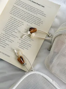Cremeweisse Kosmetiktasche aus Mesh mit Perlen am Reissverschluss, elegante Reisetasche.