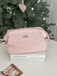Rosa Kosmetiktasche Detailansicht, grosse Offnung minimalistisches Make-up Etui mit Metall-Label.
