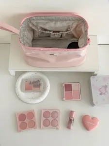 Große Kosmetiktasche mit offenem Design, minimalistischem Rosa und praktischen Fächern.