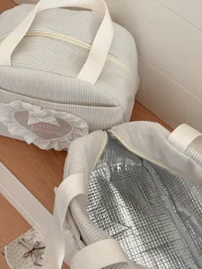 Corduroy Lunchtasche isoliert süße Handtasche mit Spitzenherz für Büro Schule Arbeit Alltag.