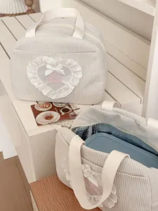 Cordura-Lunchtasche mit süßer Spitzen-Herzstickerei und Isolierung für den Alltag.