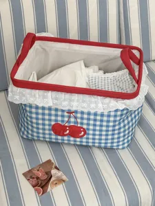 Blau-weißer Gingham Aufbewahrungskorb mit roten Griffen, Spitzenborte und Kirsch-Stickerei.