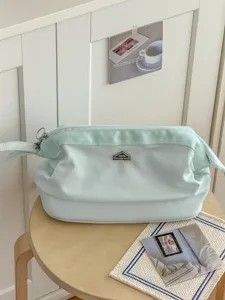 Große Kosmetiktasche mit Metalllogo, einfache Make-up-Aufbewahrung mit großer Kapazität.