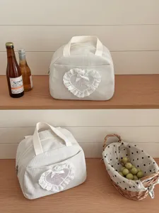 Kord-Stofftasche mit Spitzenherz-Bestickung, süße, große Pendler-Handtasche im Detail.