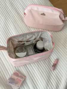 Grosse rosa Kosmetiktasche mit grosser Offnung und praktischen Innentaechern fur die Reise.