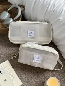 Cremefarbene Mesh Kosmetiktasche Detailansicht mit strapazierfähigem Reißverschluss.