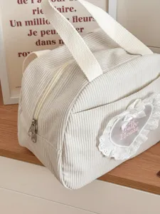 Kord-Lunchtasche Detail, süße Spitzen-Herz-Bestickung, beigefarbene Handtasche für Pendler.