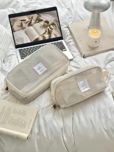 Cremeweiße Kosmetiktasche aus Mesh, großes Aufbewahrungsetui für Reisen und Make-up im Alltag.