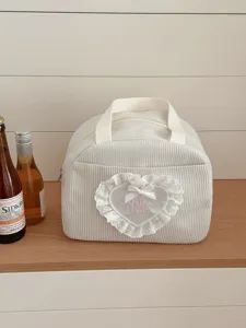 Weißer Kord-Lunchbeutel mit Spitzenherz-Bestickung, süße Handtasche für Alltag und Büro.