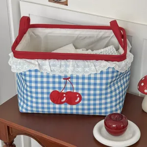 Blau karierter Kirsch-Stoff-Aufbewahrungskorb, süßer Desktop-Organizer mit roten Henkeln.