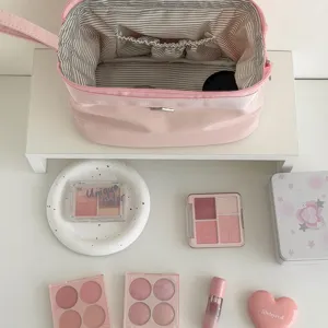 Rosa Kosmetiktasche mit grossem Oeffnung und Drahtrahmen, minimalistischer Organizer.