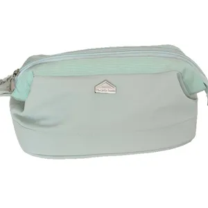 Große Kosmetiktasche mit Reißverschluss, minimalistischer hellgrüner Make-up-Beutel.