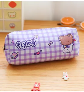Detalle de estuche a cuadros morados, bonita bolsa de papelería para estudiantes con oso.