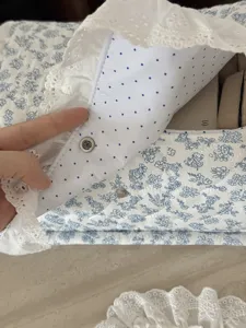 Nahaufnahme des Stoff-Aufbewahrungskorbs mit Druckknöpfen und feiner Spitzenborte.