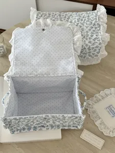 Blauer Blumen Stoff Aufbewahrungskorb mit Pünktchen Futter und Spitzenrüschen.