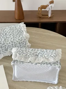 Detailansicht des blauen Stoff-Aufbewahrungskorbs mit feiner Spitzenborte und Tupfenmuster.