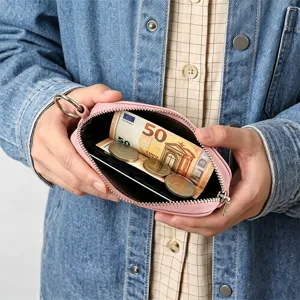 Porte-monnaie clés en cuir rose vue détaillée, pochette zippée compacte pour usage quotidien.
