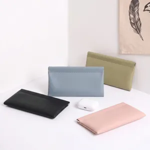 Dettaglio borsa di stoccaggio in pelle PU con buste multicolori e consistenza.