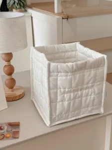 Wit gewatteerd opbergmandje detail, grote vierkante stoffen organizer voor op het bureau.