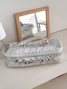 Dettaglio borsa portaoggetti trapuntata a cuore argento, ideale per phon e ferro arricciacapelli.