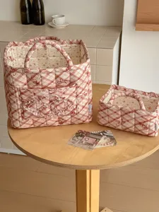 Gemütliches gestepptes Karbchen Detail mit süßem Blumenfutter und niedlichem Schleifenmuster.