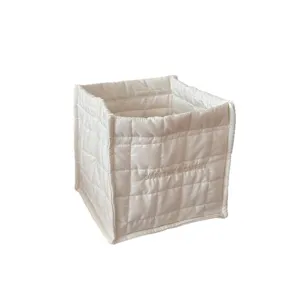 Puur wit gewatteerd opbergmandje, grote bureau-organizer voor de slaapkamer.