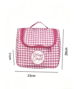 Gedetailleerd overzicht van de roze met witte ruitjes cosmetische tas met afmetingen.