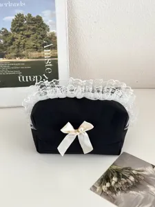 Bolsa cosmética acolchada negra con ribete de encaje blanco y elegante lazo de perlas, bonita.
