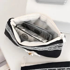 Bolsa de almacenamiento acolchada negra con encaje, neceser de maquillaje compacto y estuche.