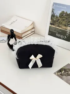 Bolsa de almacenamiento acolchada negra con encaje blanco y lindo lazo de perlas.