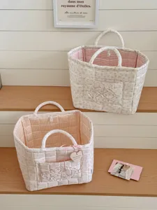 Gesteppter Aufbewahrungskorb mit süßem Blumenmuster, rosa Karofutter und Rüschentasche.