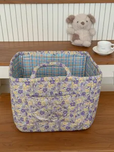 Gesteppter floraler quadratischer Aufbewahrungskorb mit Karo-Innenfutter für Organisation.