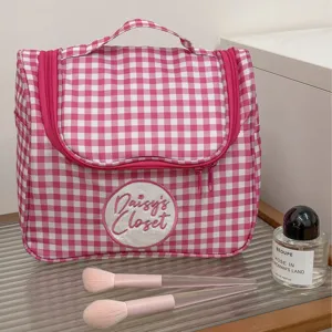 Roze en witte gingham cosmetische tas detail, met duurzame stof, handvat en leuke patch.