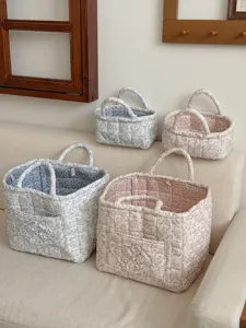 Corduroy bloemige opbergmand detailweergave, schattige stoffen organizer voor thuis.