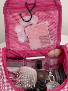 Roze wit geruiterde cosmetische tas interieur detail, ruime make-up organizer.