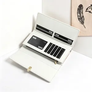 Portefeuille long élégant blanc pour femme avec fentes pour cartes et poche zippée minimaliste.