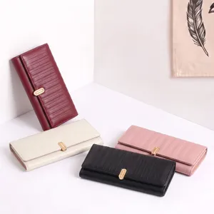 Portefeuille femme élégant au design rayé tendance en cuir synthétique de qualité avec fermoir.
