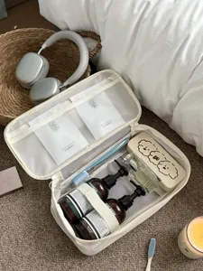 Cremefarbene Kosmetiktasche aus Mesh mit grossem Fassungsvermoegen und Standdesign.