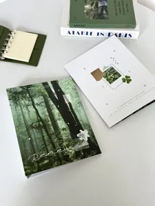 Vista detallada del archivador A5 verde con diseño de bosque para tarjetas fotográficas.