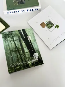 Clasificador de fotocartes A5 rígido con hojas móviles y diseño de bosque verde.