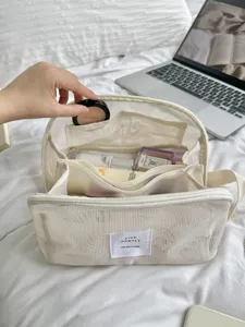 Cremefarbene Mesh Kosmetiktasche mit mehreren Fächern, ideal für Reisen und tägliche Aufbewahrung.