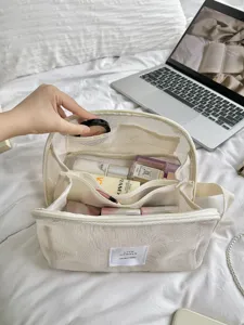 Cremeweiße Mesh Kosmetiktasche mit großer Kapazität, multifunktionaler Reise-Kulturbeutel.